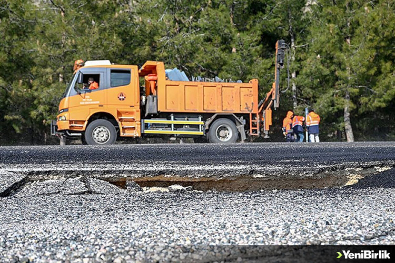 Adıyaman'da deprem sırasında kara yollarında oluşan yarıklar onarılıyor