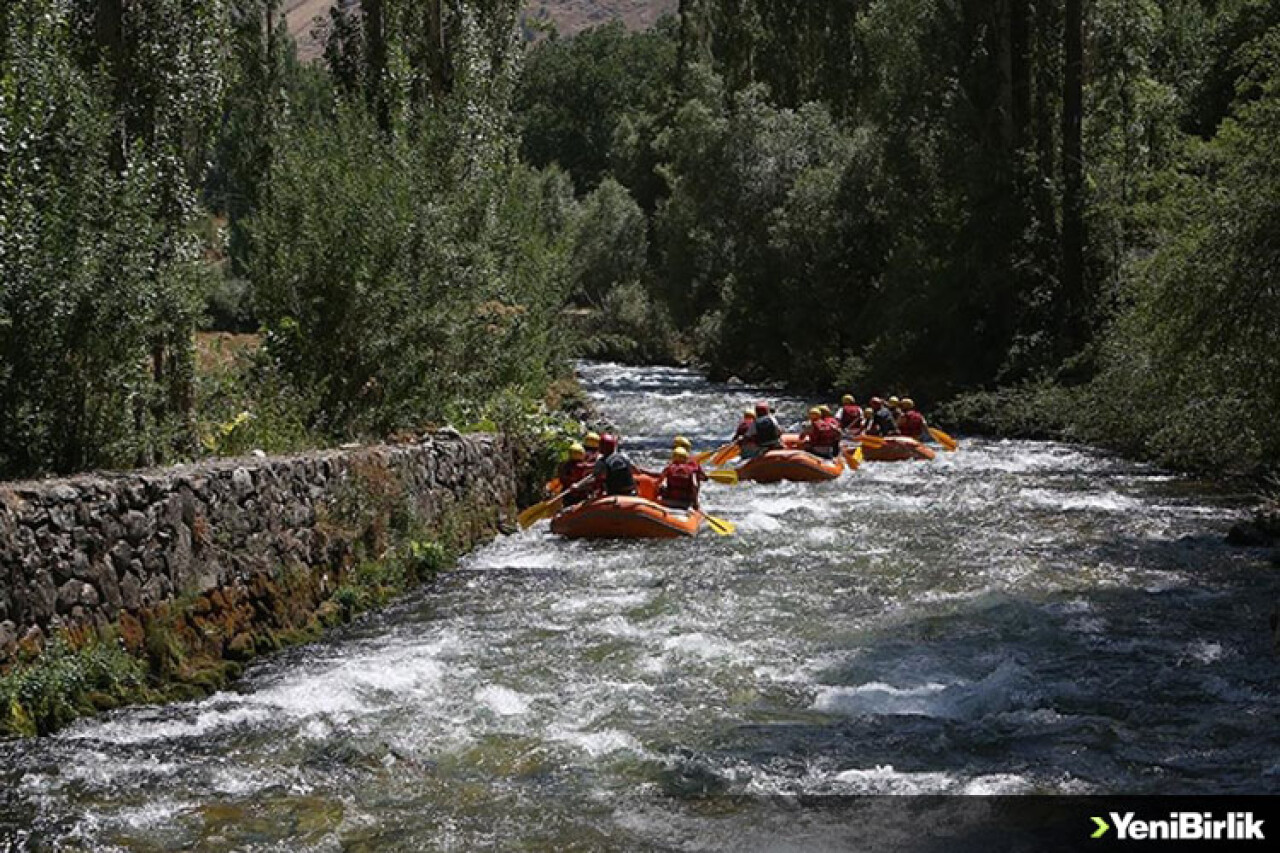 Doğaseverler Müküs Çayı'nın serin suyunda rafting yaptı