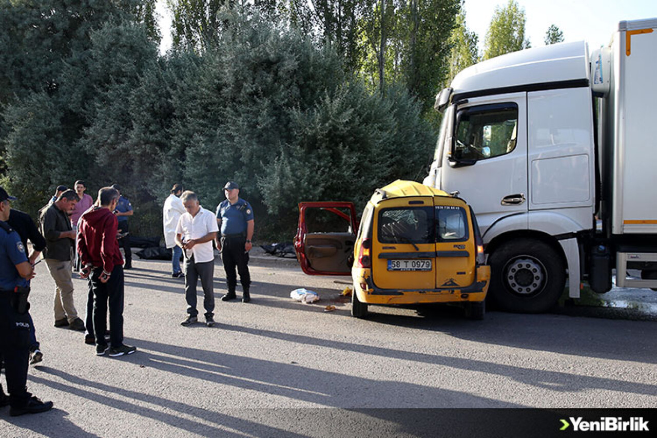 Sivas'ta taksinin kamyonla çarpıştığı kazada 4 kişi öldü