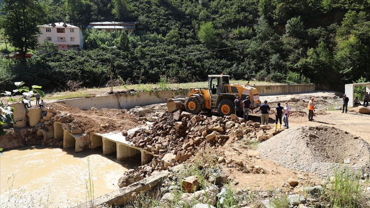 Giresun'da selde yıkılan Üçtepe Köprüsü'nün yerine 45 metrelik yenisi yapılıyor