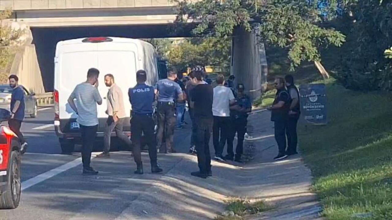 İstanbul'da yol kenarında 2 el bombası bulundu