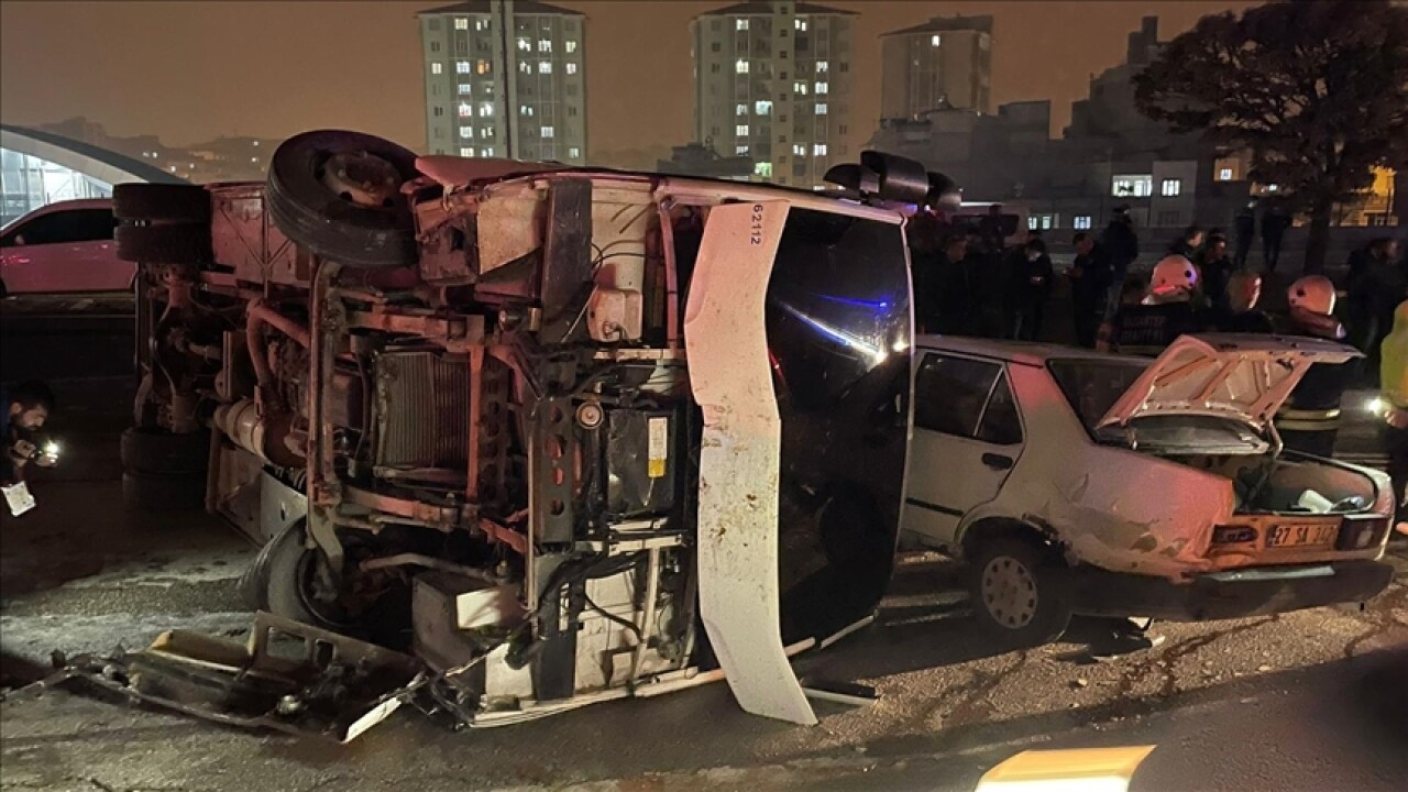 Gaziantep'te devrilen polis midibüsündeki 5 memur yaralandı