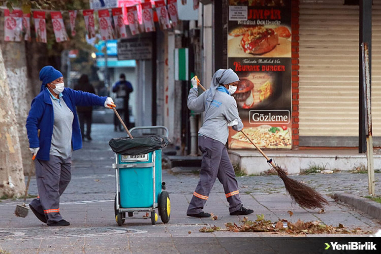 Kadın temizlik işçileri ekmek parası için şafak vakti mesaiye başlıyor