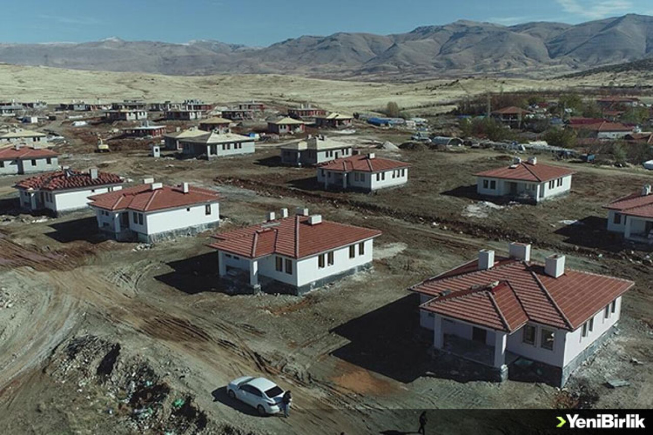 Malatya Doğanşehir'de köy tipi afet evlerinin inşası sürüyor