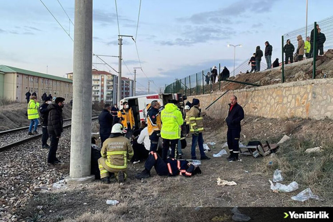 Kırıkkale'de servis midibüsü devrildi