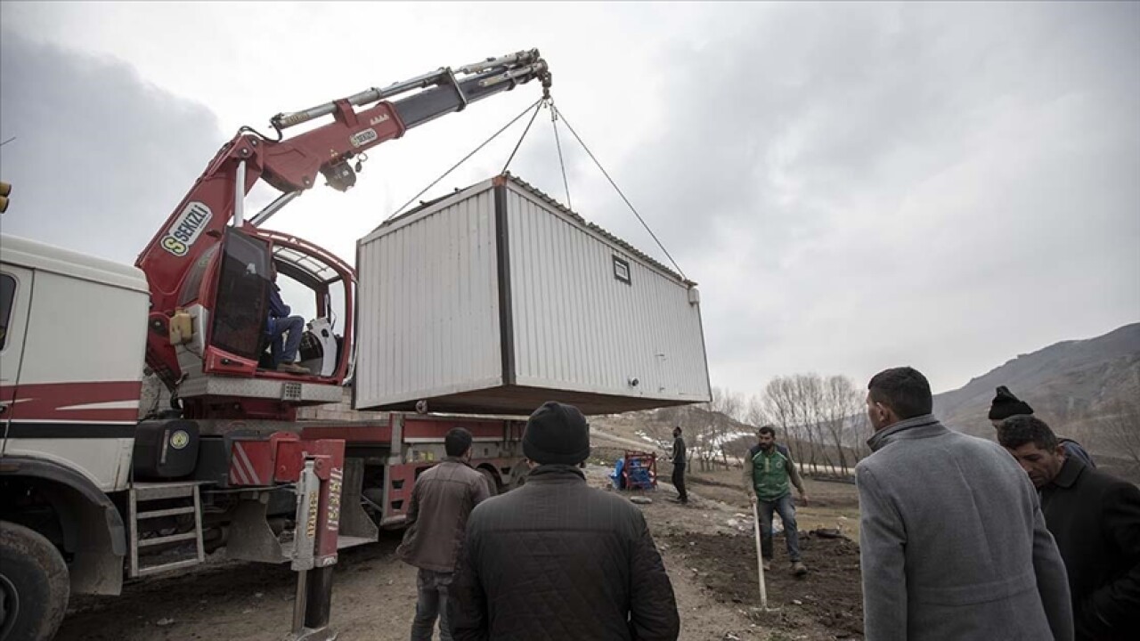 Erzurum'daki depremde evleri hasar görenlere konteyner ulaştırıldı