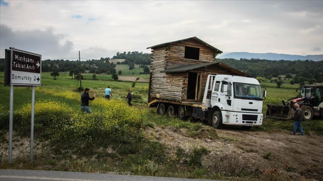 Merhum kerestecinin anısını yaşatmak için ahşap evi 7 kilometre taşıdılar