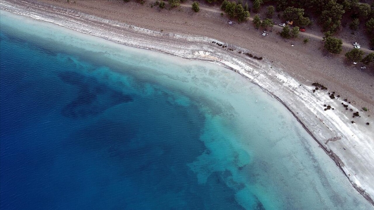 Salda Gölü'nde oluşan kalp şeklindeki görüntü ilgi çekti