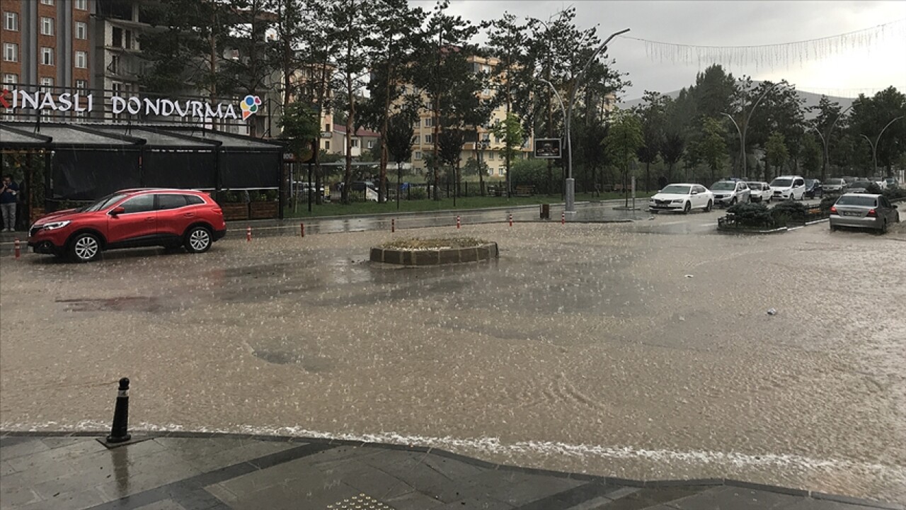 Bayburt'ta sağanak ve dolu etkili oldu