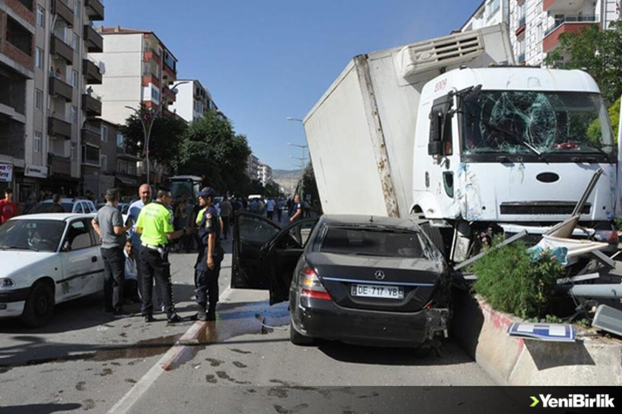 Yozgat'ta freni patlayan kamyon 8 araca çarptı, 3 kişi yaralandı