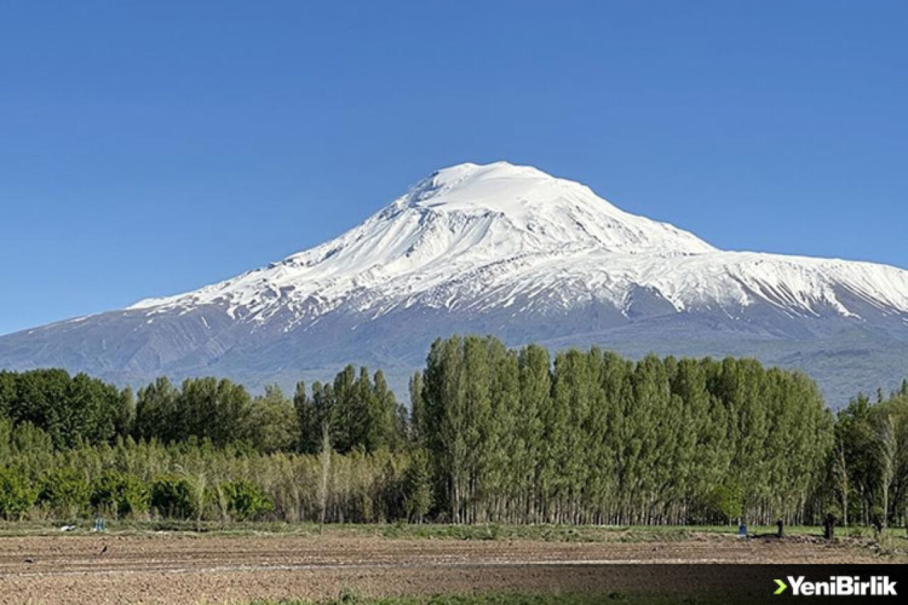 Ağrı Dağı'na kar yağdı