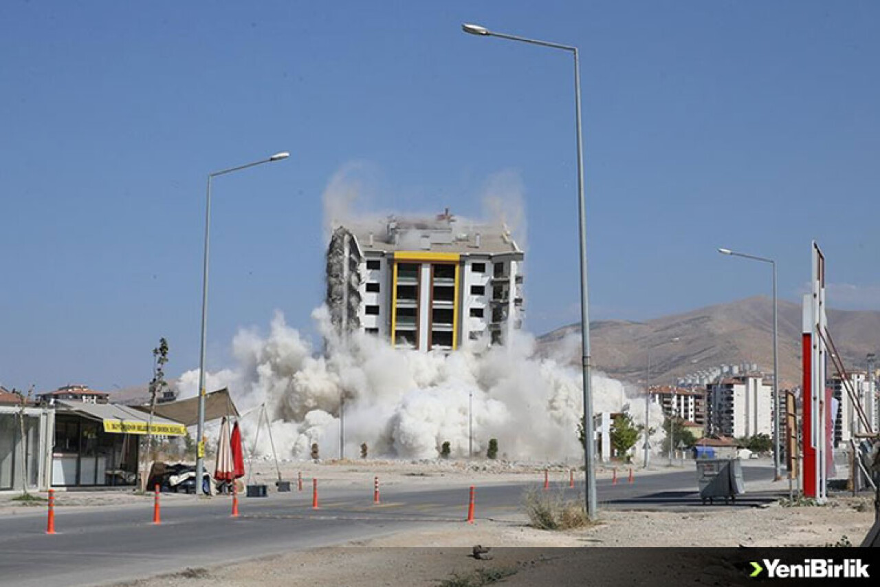 Malatya'da ağır hasarlı bina patlayıcıyla yıkıldı