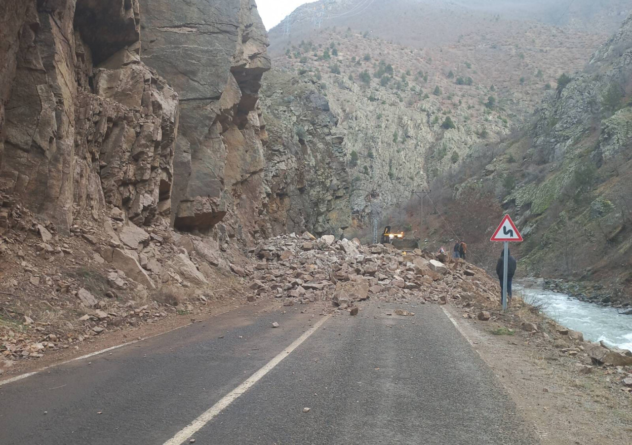 Heyelan nedeniyle ulaşıma kapandı