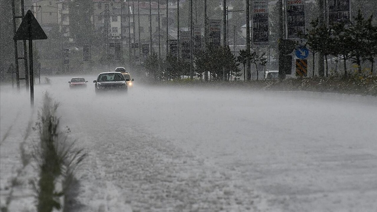 Kars'ta sağanak ve dolu etkili oldu