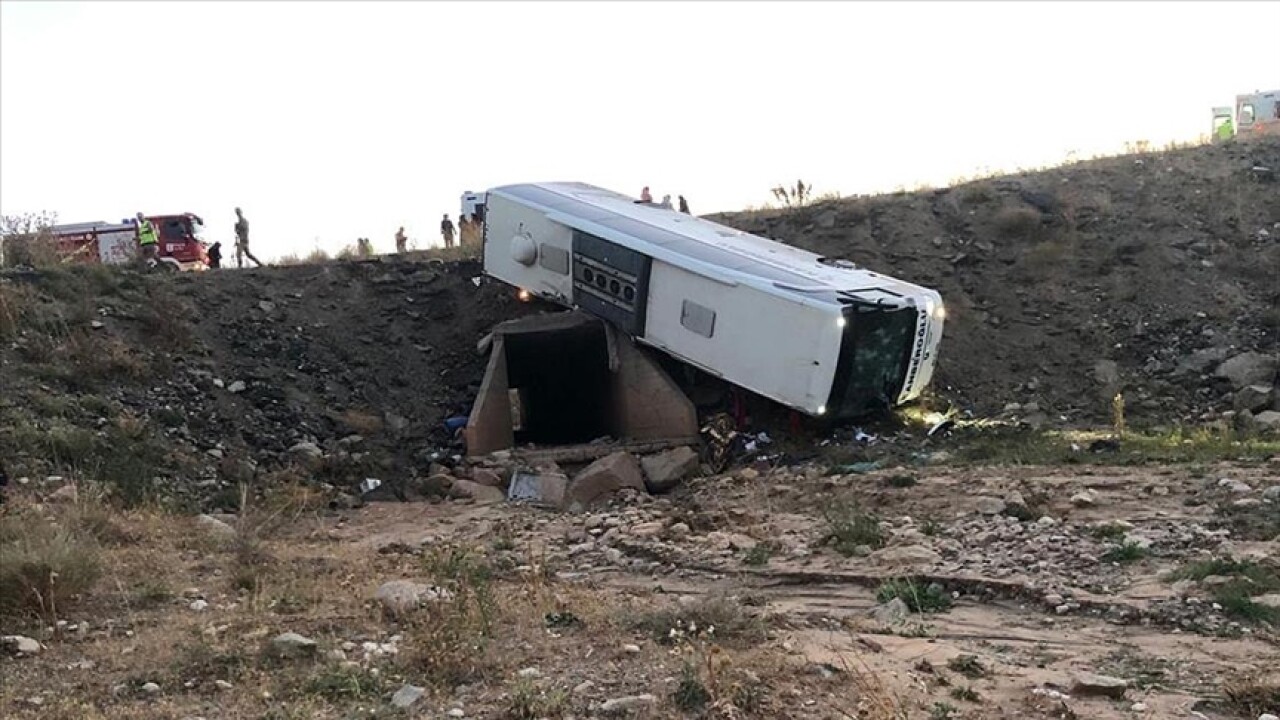 Erzurum'da yolcu otobüsü şarampole devrildi: 3 ölü