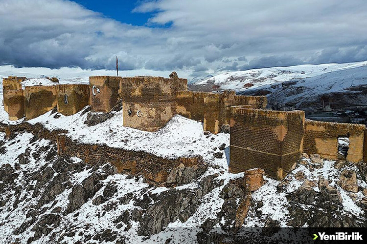 Bayburt Kalesi ilkbaharda karla kaplandı