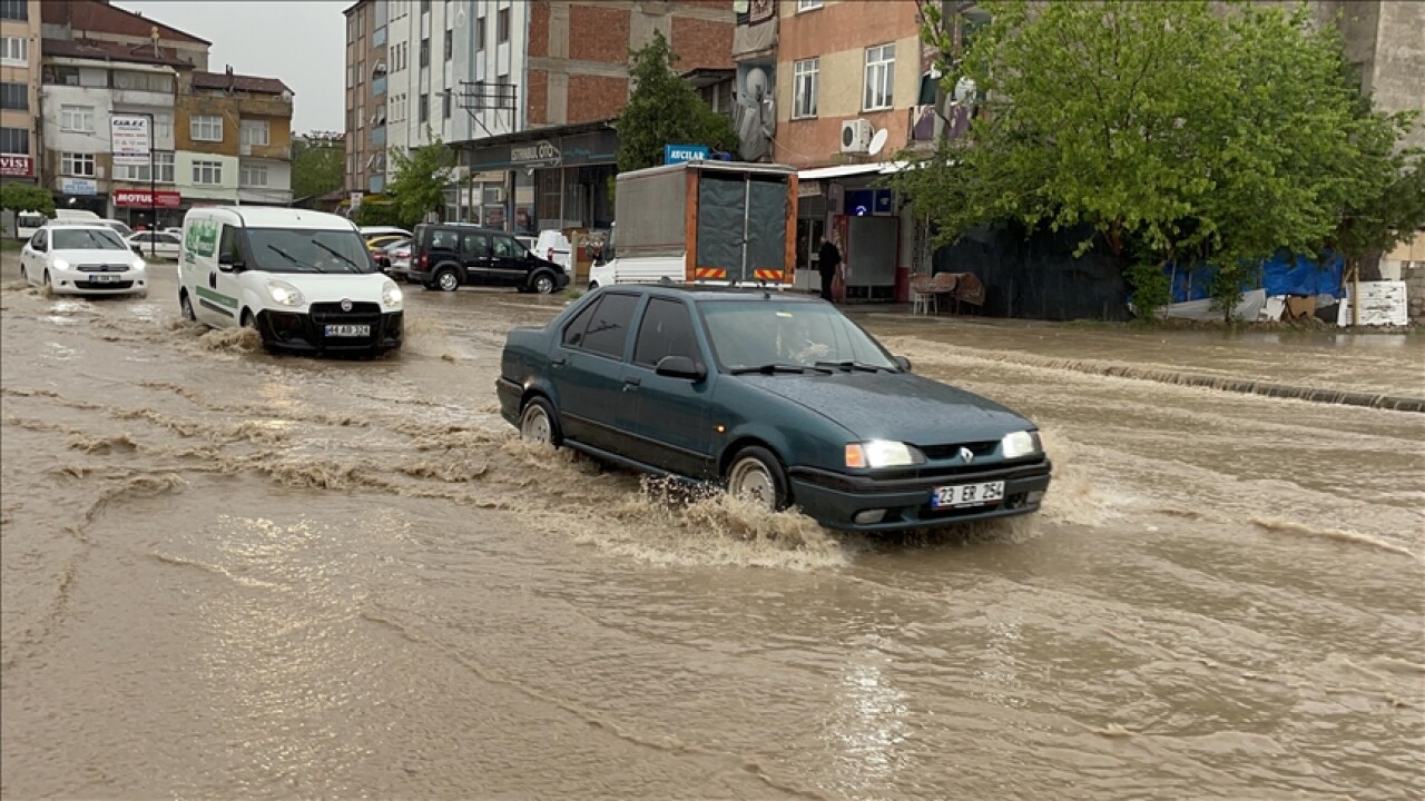 Elazığ'da sağanak hayatı olumsuz etkiledi