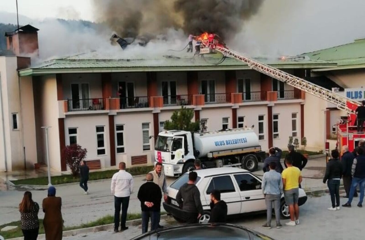 Bartın'da otel çatısında çıkan yangın paniğe neden oldu