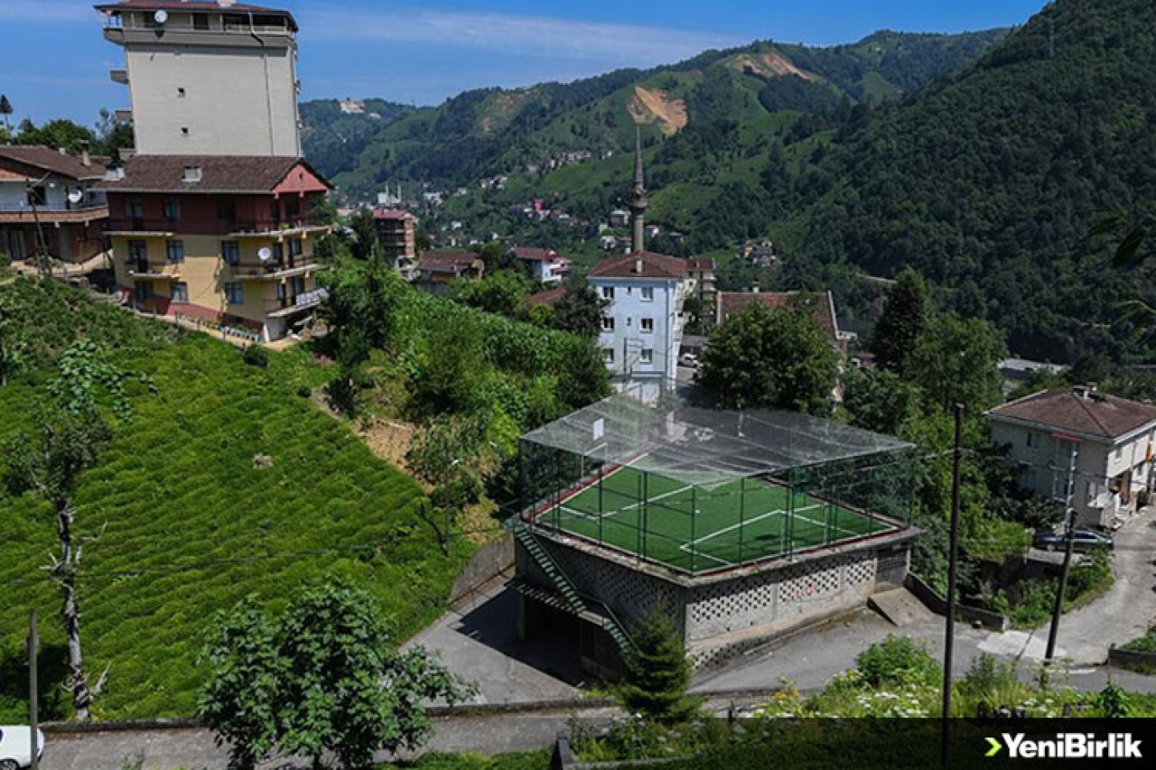 Oflu gençler çay alım yerinin damında yapılan halı sahada futbol oynuyor