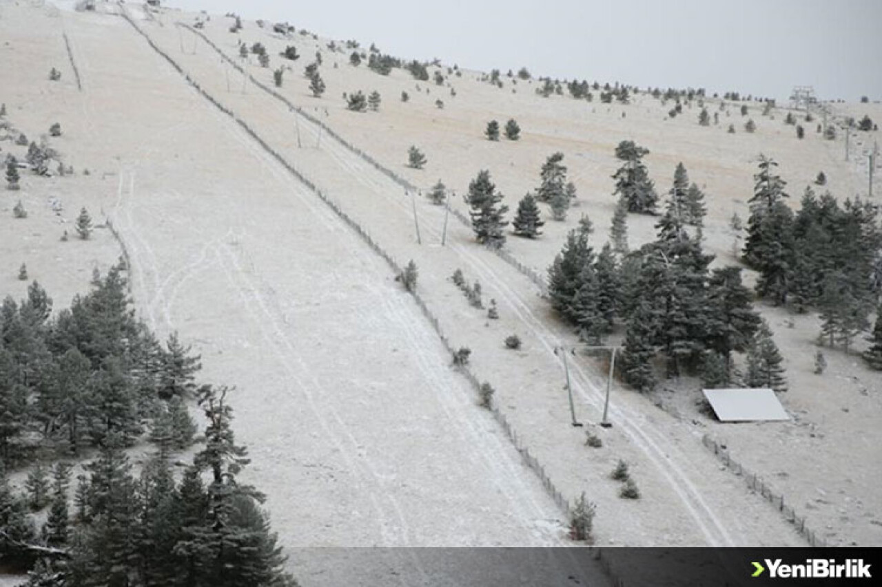 Bolu'da Kartalkaya Kayak Merkezi'ne mevsimin ilk karı yağdı