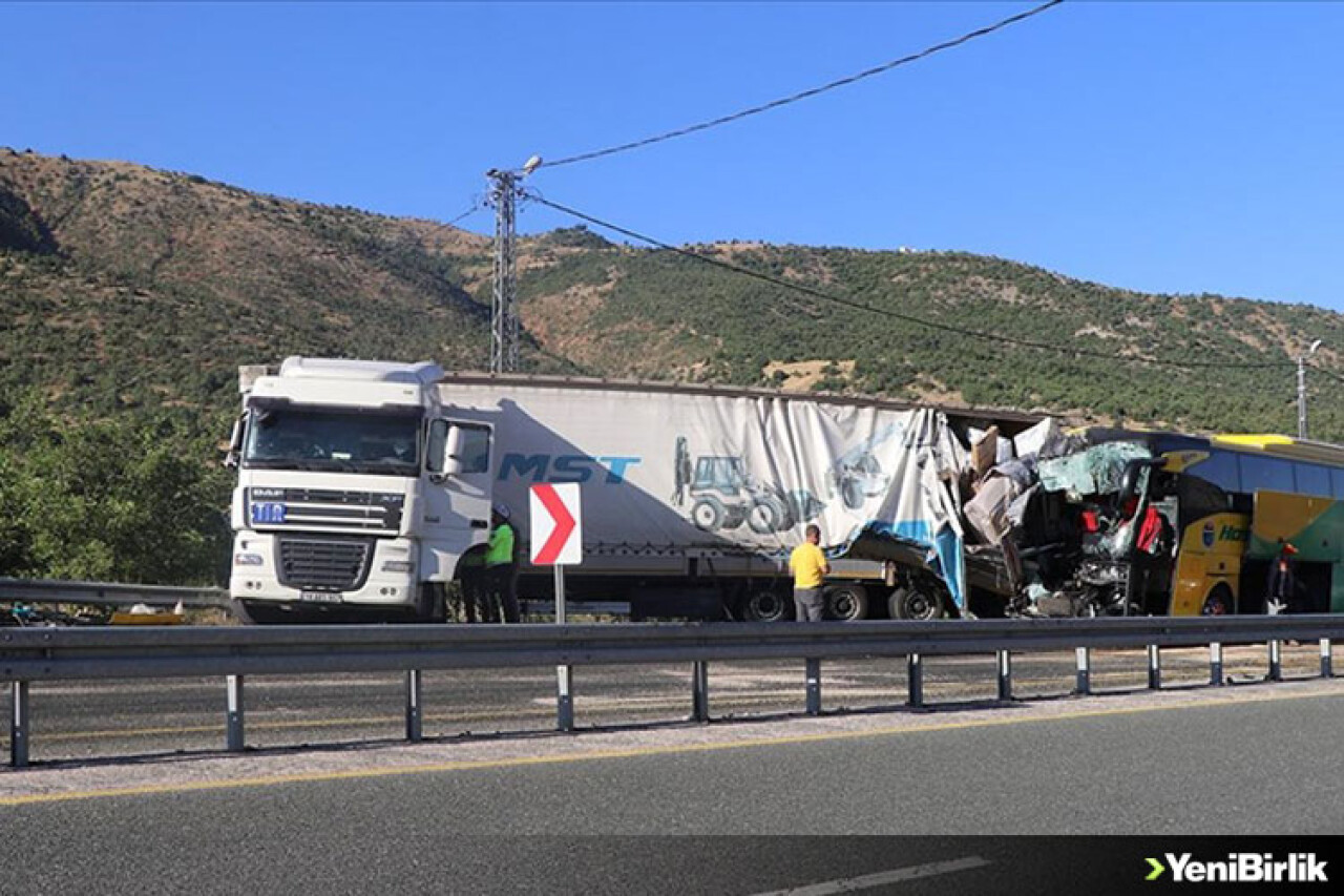 Elazığ'da otobüs ile tırın çarpışması sonucu 1 kişi öldü, 34 kişi yaralandı