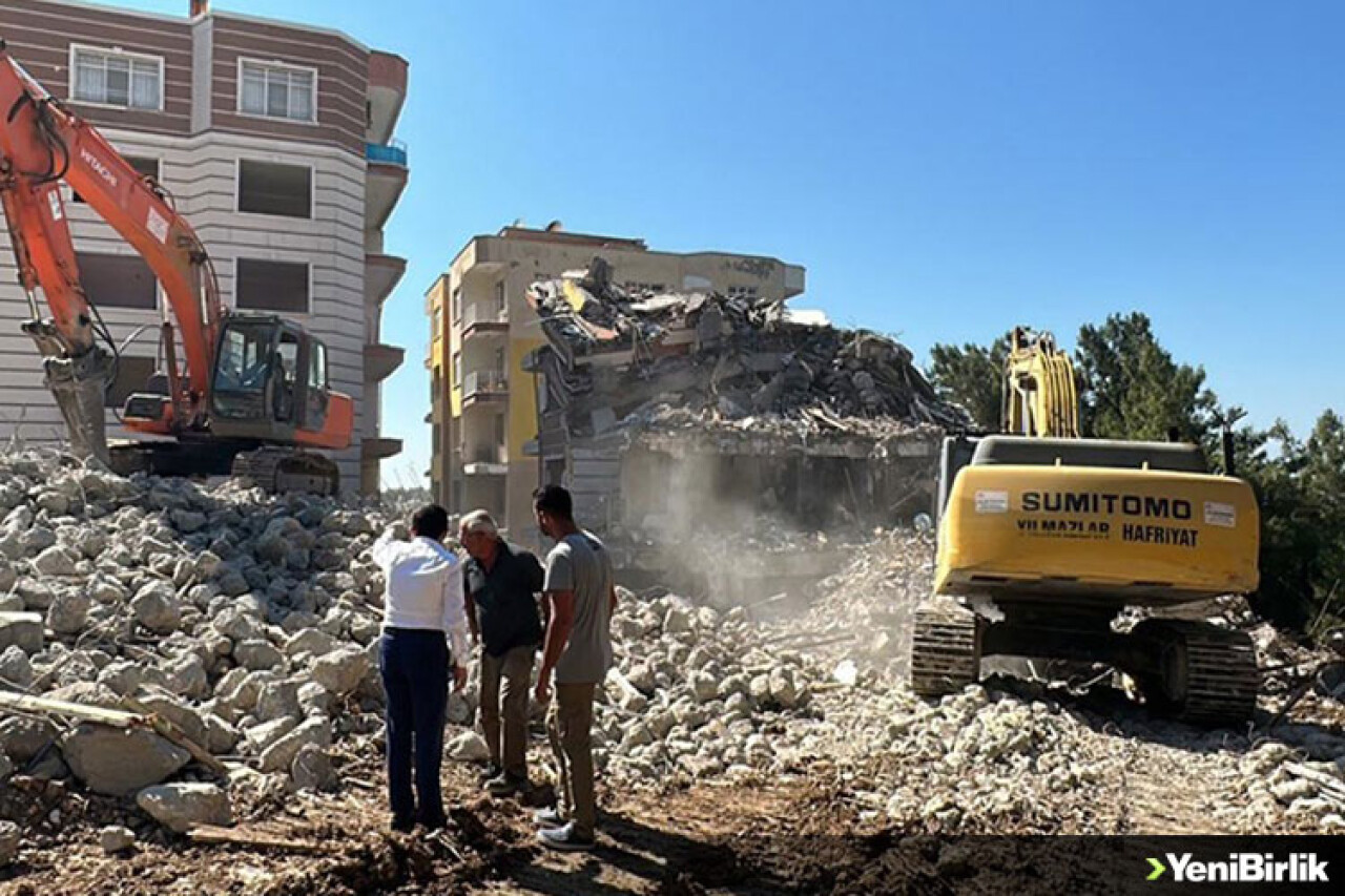 Hatay Belen'de ağır hasarlı binaların yıkımına başlandı