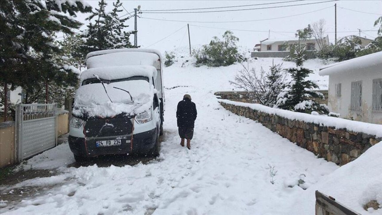 Erzincan'da mayısta yağan kar 'kara kış' manzaralarını aratmadı