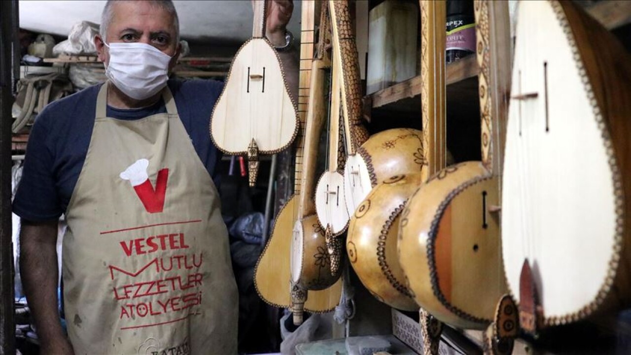 Evinin bodrumunu "müzik atölyesi"ne dönüştürdü