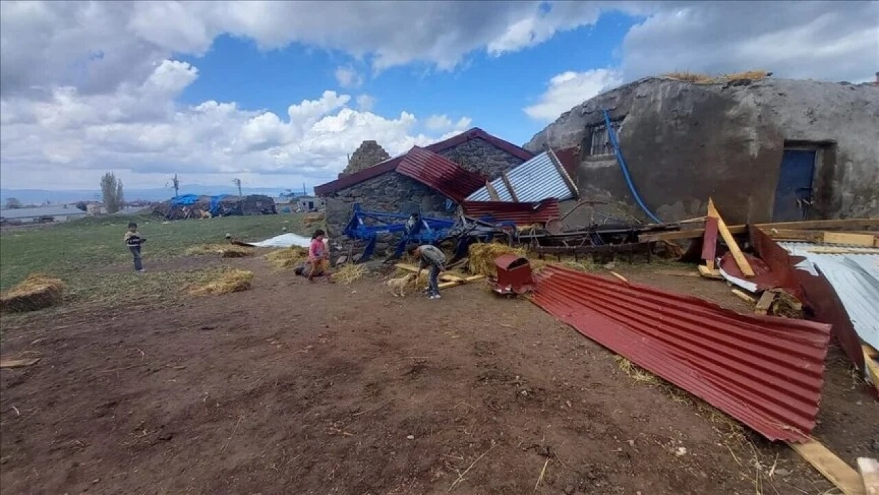 Kars'ta hortum çatıları uçurdu