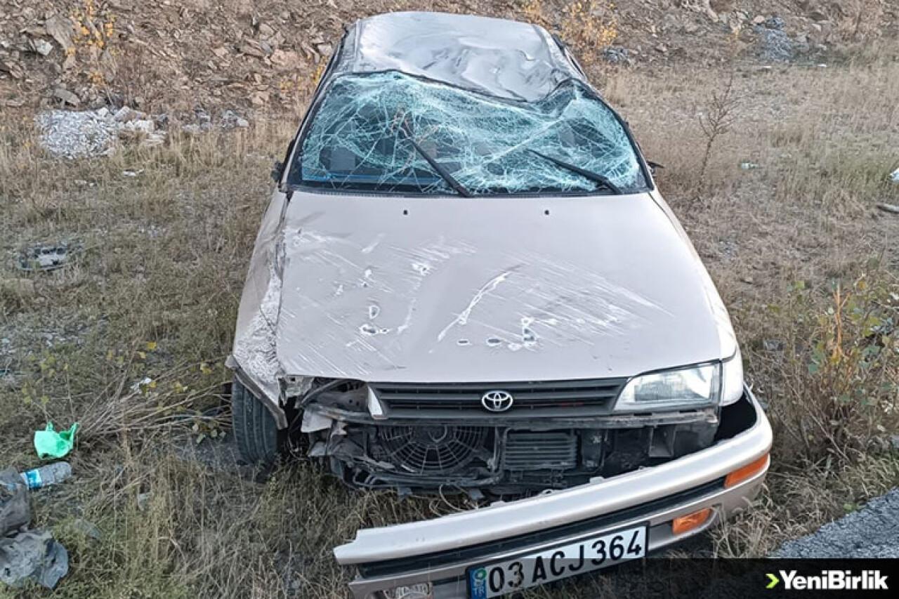 Afyonkarahisar'da devrilen otomobildeki 5 kişi yaralandı