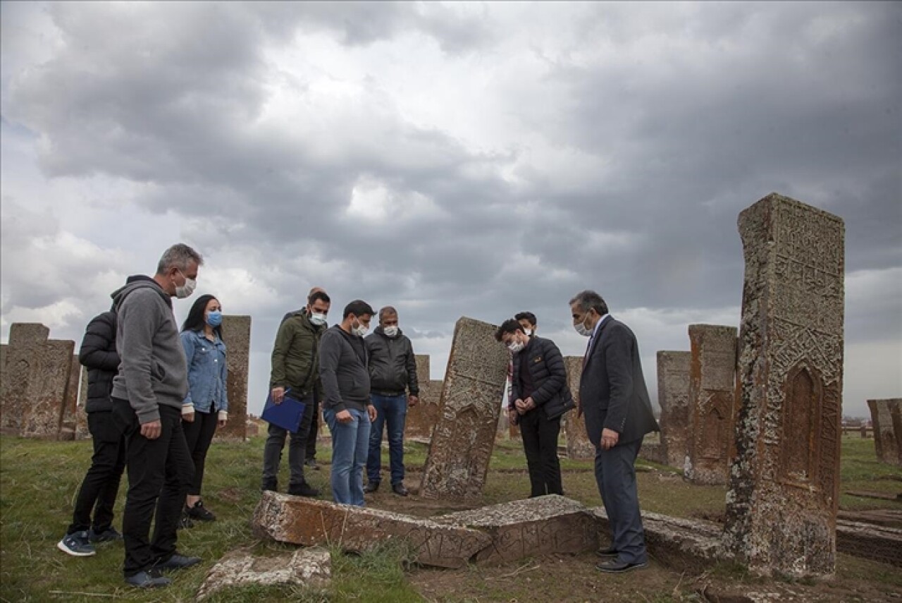 Ahlat Selçuklu Mezarlığı'ndaki 100 mezar taşı daha ayağa kaldırılacak