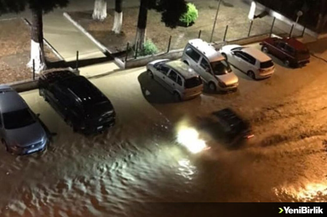 Sinop'ta sağanak su baskınlarına neden oldu