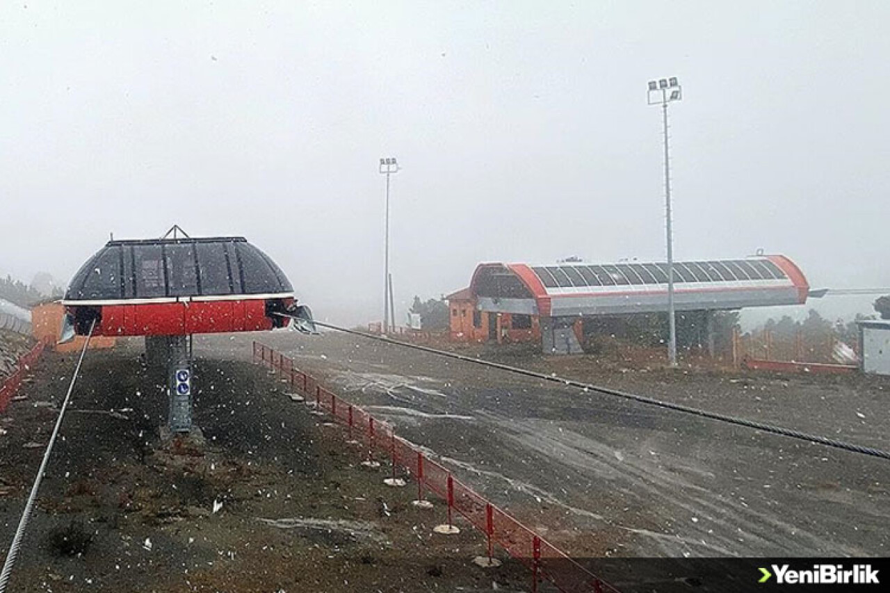 Cıbıltepe Kayak Merkezi'nin zirvesinde kar etkili oluyor