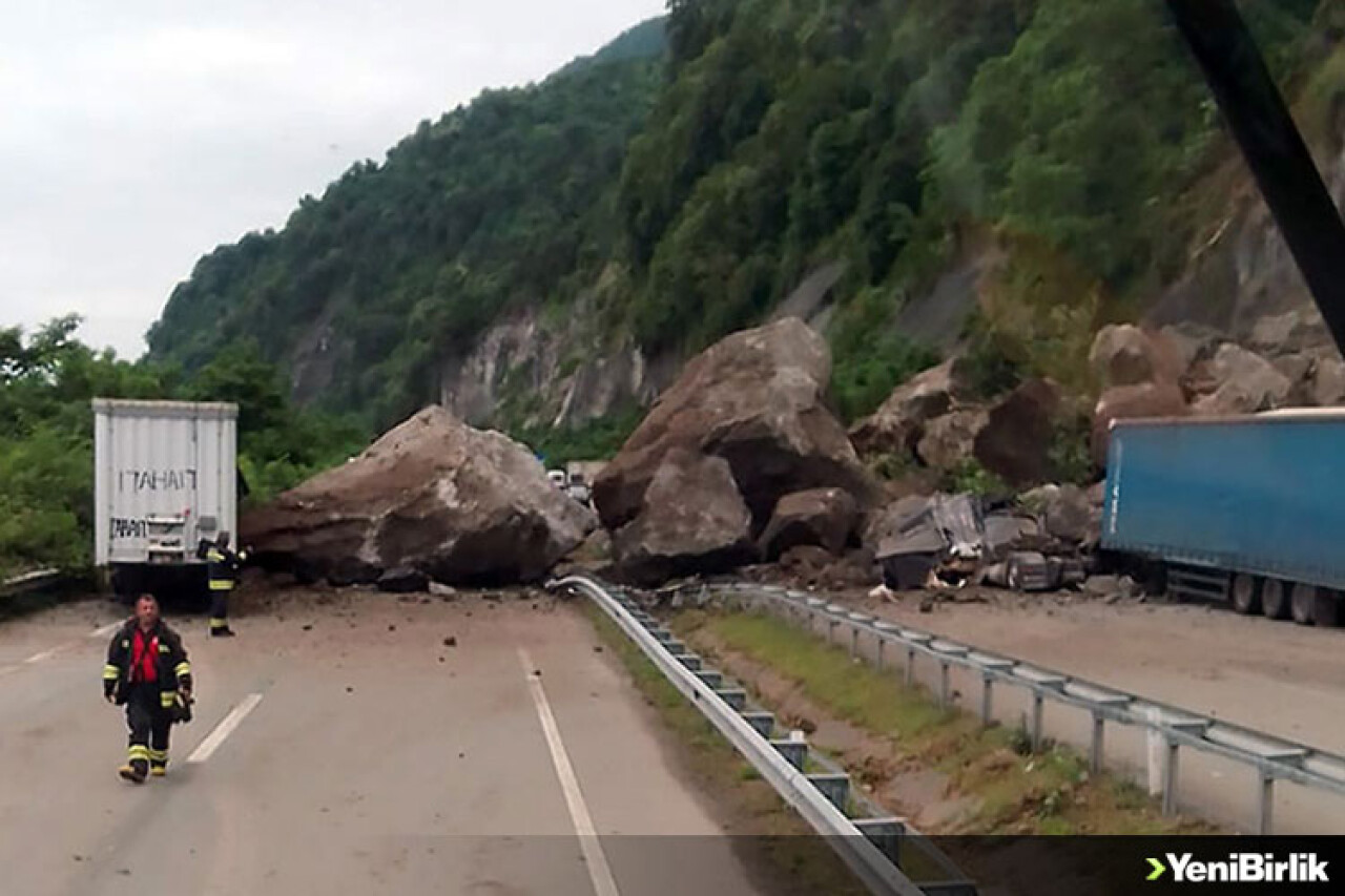 Artvin'de kara yolundaki tırların üzerine kaya düşmesi sonucu 1 kişi öldü