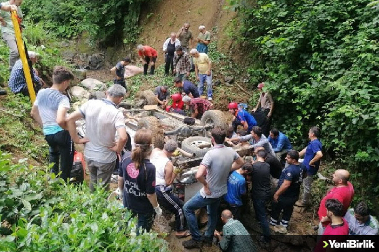 Rize'nin Güneysu ilçesinde çay yüklü bir kamyonet dereye yuvarlandı