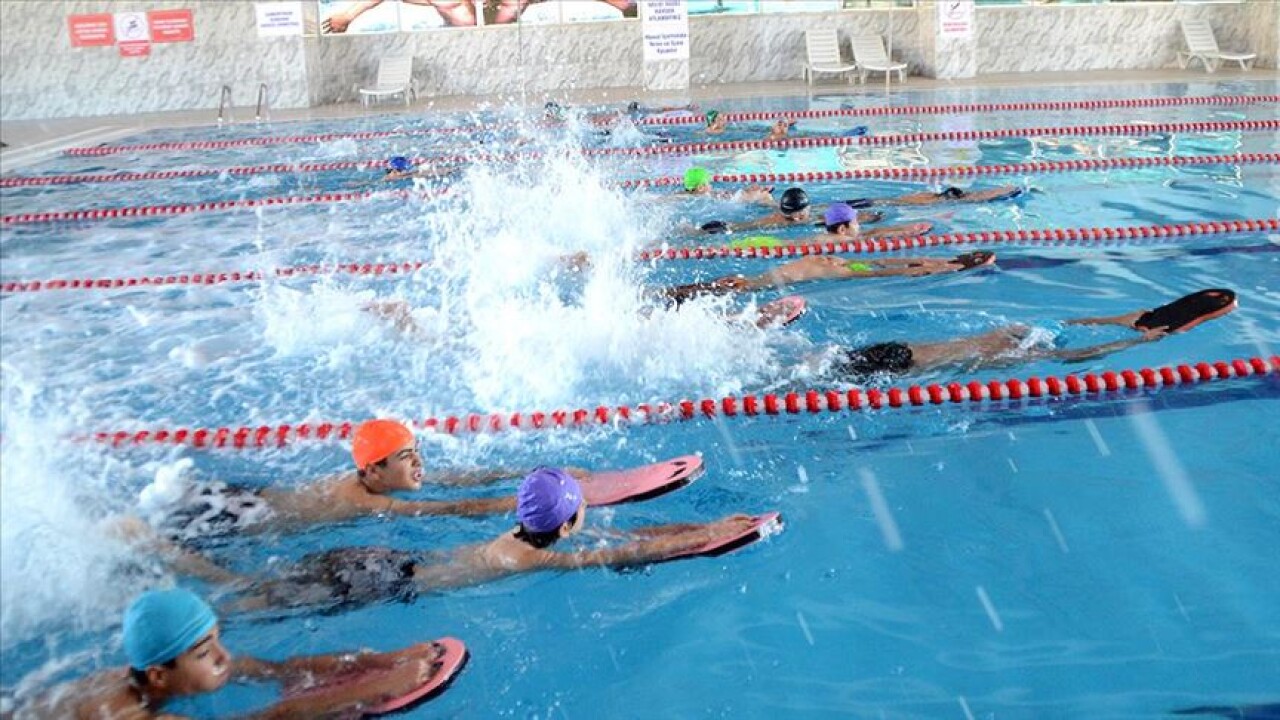 Kar kentinin çocukları yarı olimpik havuzda yarışlara hazırlanıyor