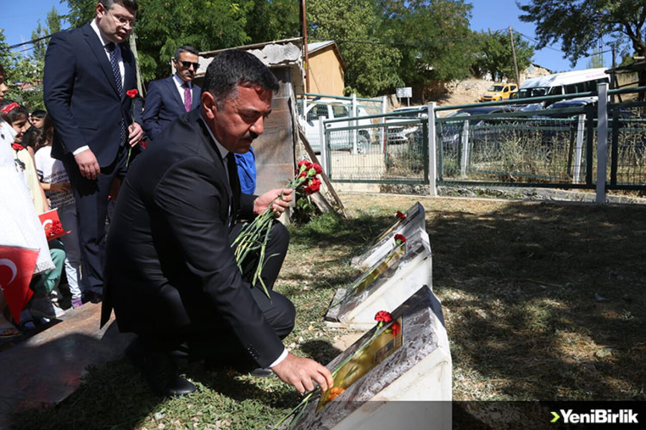 Tunceli'de terör örgütü PKK tarafından şehit edilen 6 öğretmen anıldı