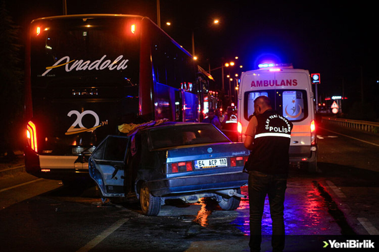 Uşak'ta kaza yaptıktan sonra duran yolcu otobüsüne çarpan otomobilin sürücüsü öldü