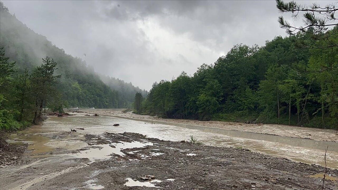 Kastamonu'da şiddetli yağış etkili oluyor