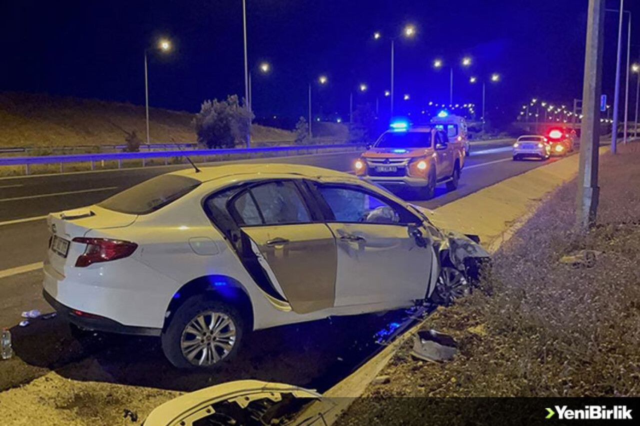 Adana'da devrilen otomobildeki 4 kişi yaralandı