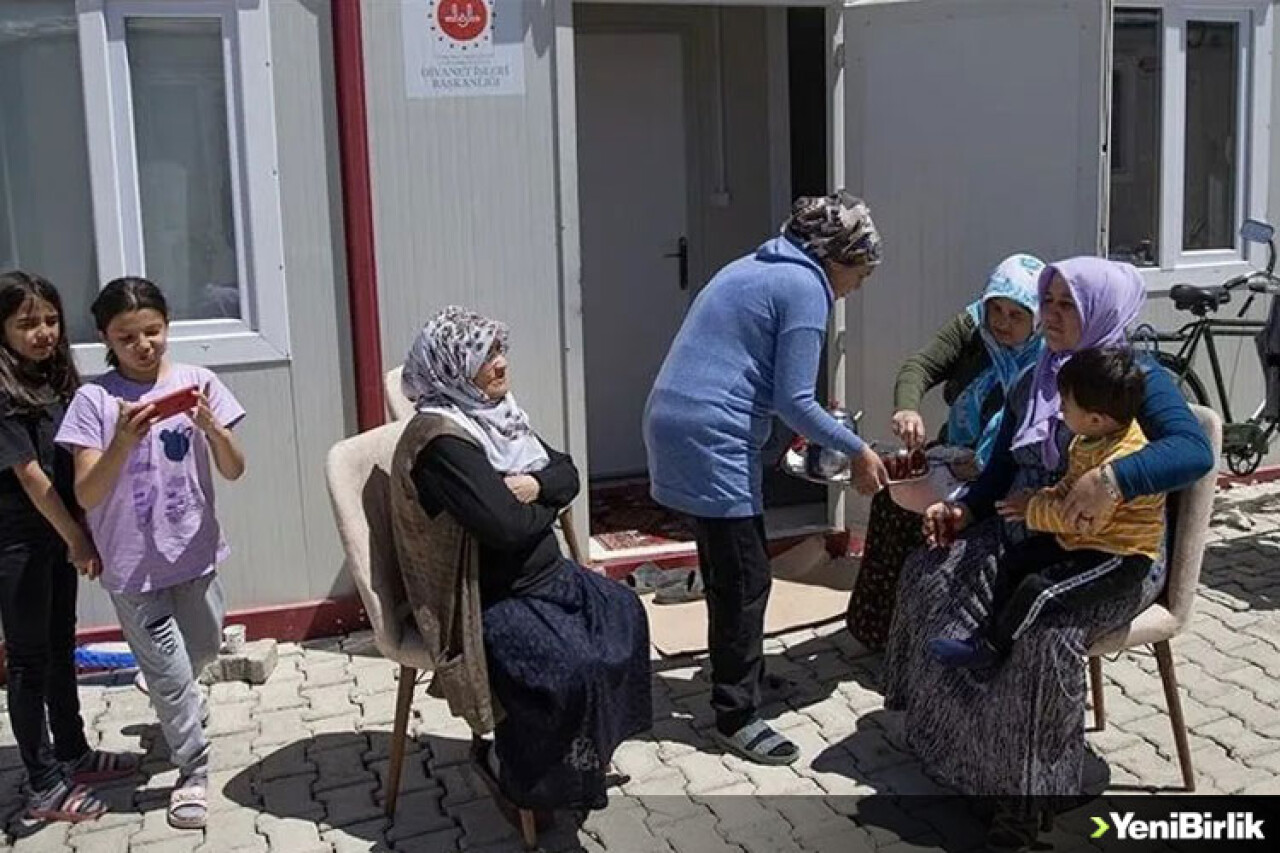 Depremzede kadınlar, acılarını yeni dostluklarla unutmaya çalışıyor