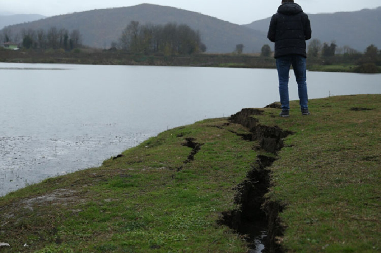 Düzce'de deprem nedeniyle meydana gelen toprak kırılmaları görüntülendi