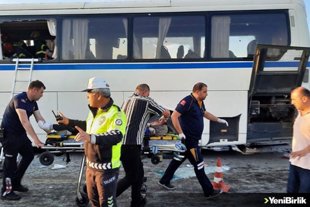 Manisa'da işçi otobüsü ile kamyonun çarpıştığı kazada ölü sayısı 2'ye yükseldi