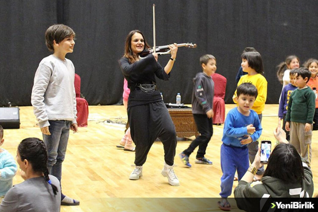 Sanatçılar, Kahramanmaraş'taki depremzede çocuklar ve gençlerle buluştu