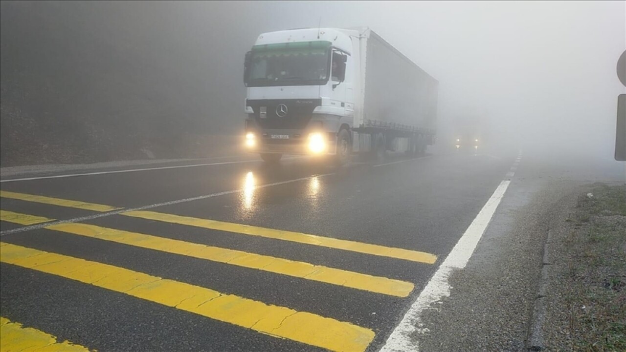 Bolu Dağı'nda sağanak ve sis nedeniyle görüş mesafesi 30 metreye kadar düştü