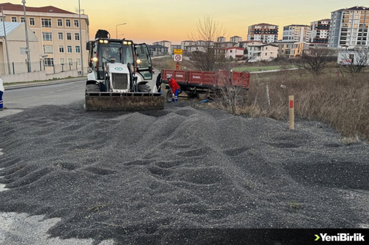 Edirne'de devrilen 5 ton ayçiçeği yüklü traktör römorku trafiği aksattı