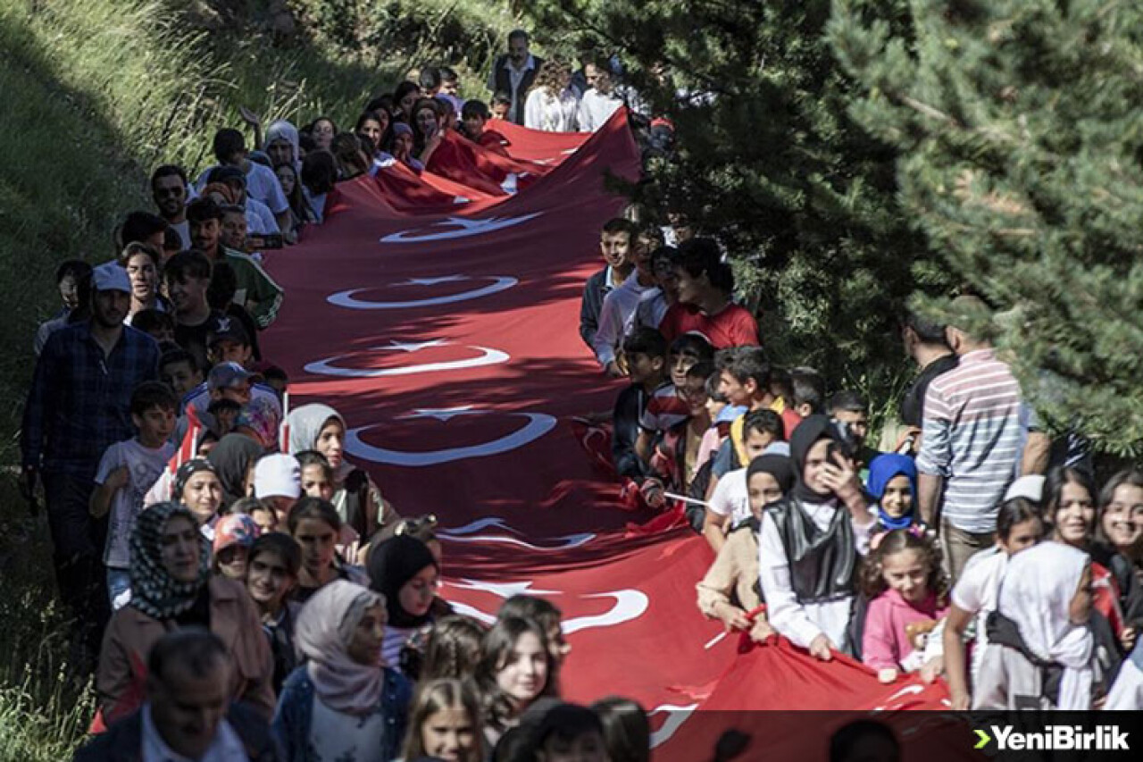 Erzurumlu gençler 15 Temmuz yürüyüşünde 500 metrelik Türk bayrağı taşıdı