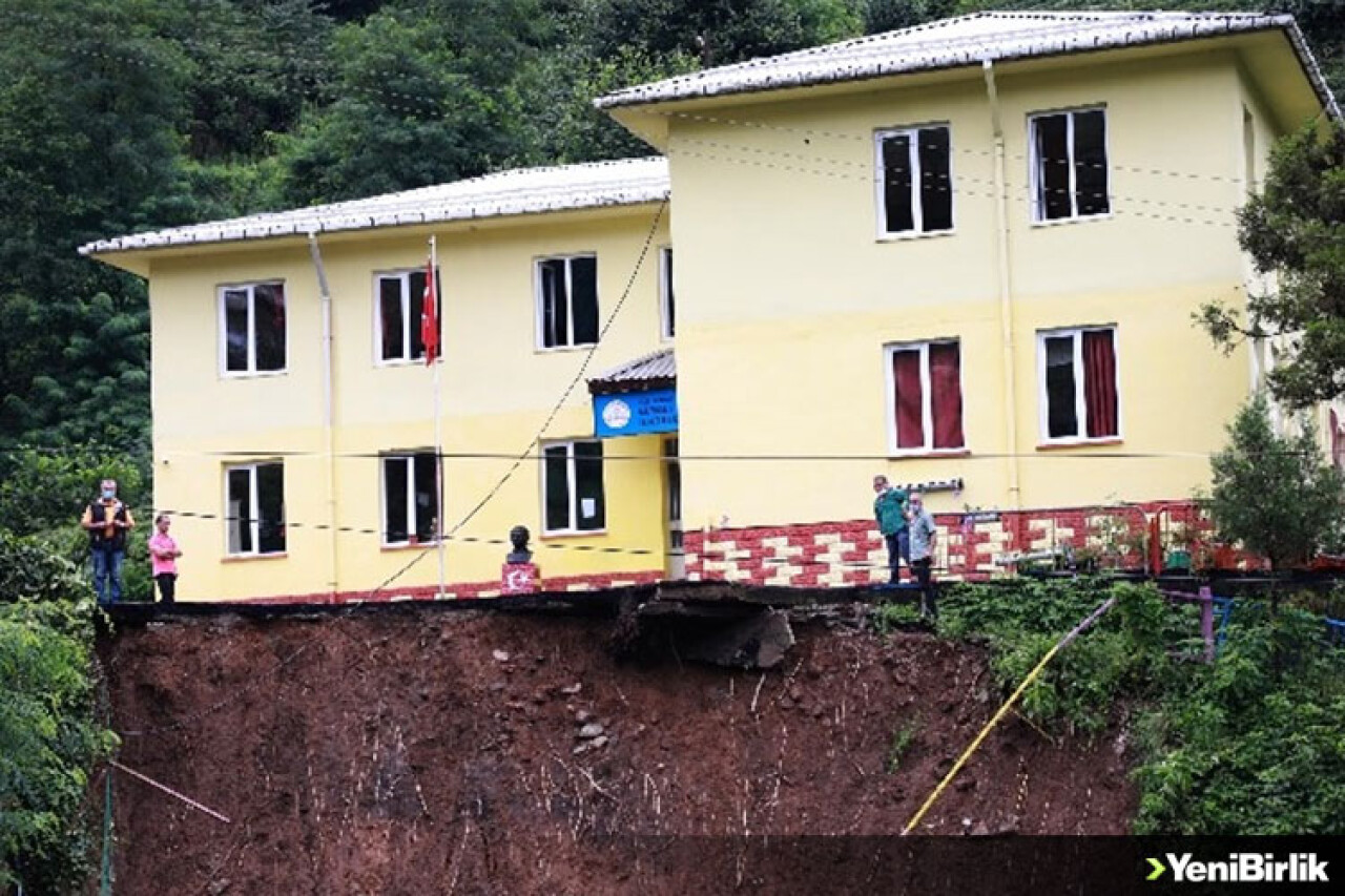 Rize'de şiddetli yağışın ardından meydana gelen heyelan nedeniyle bir okulun bahçesi çöktü