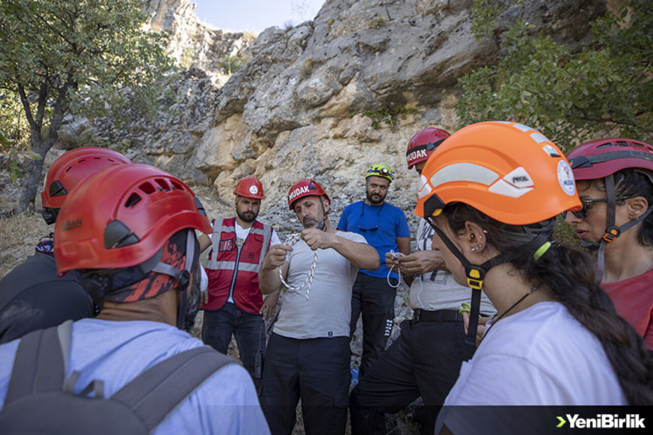 Tunceli'de doktordan çiftçiye 125 gönüllü arama kurtarma eğitiminde