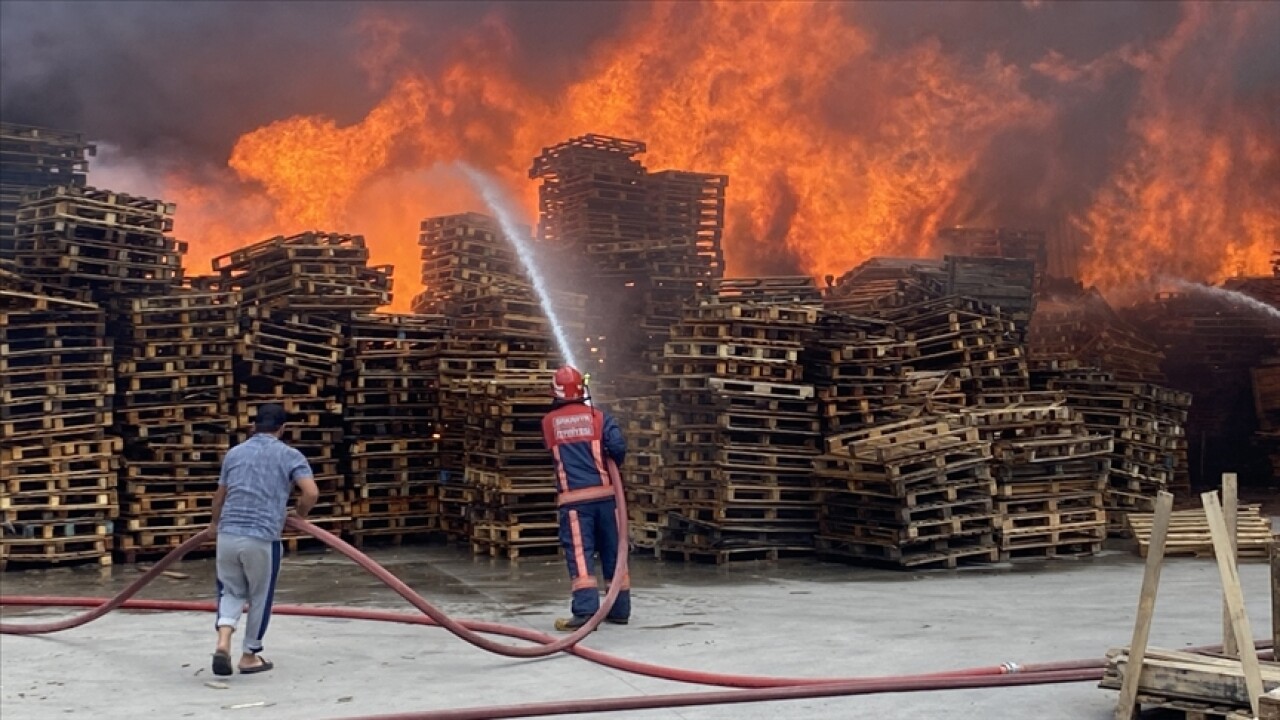 Sakarya'da geri dönüşüm fabrikasında çıkan ve palet üretim tesisine sıçrayan yangına müdahale ediliyor